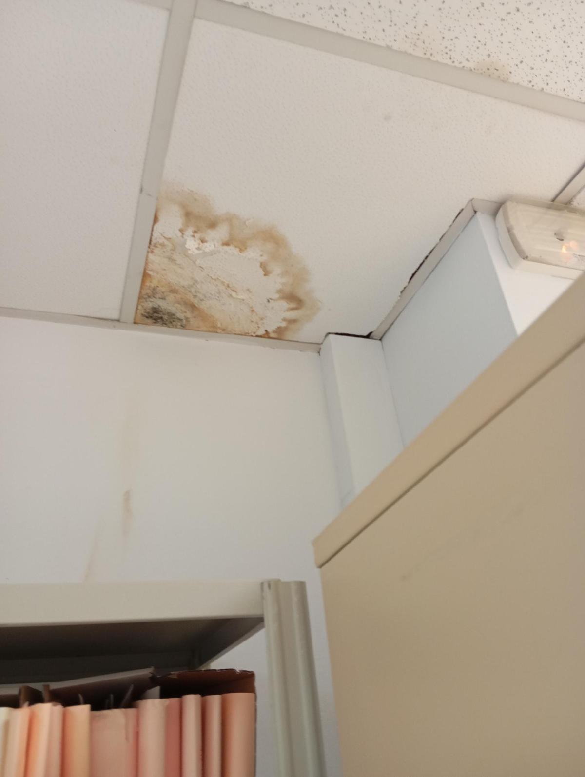 Humedades en los juzgados de Badalona, según la denuncia del CSIF.