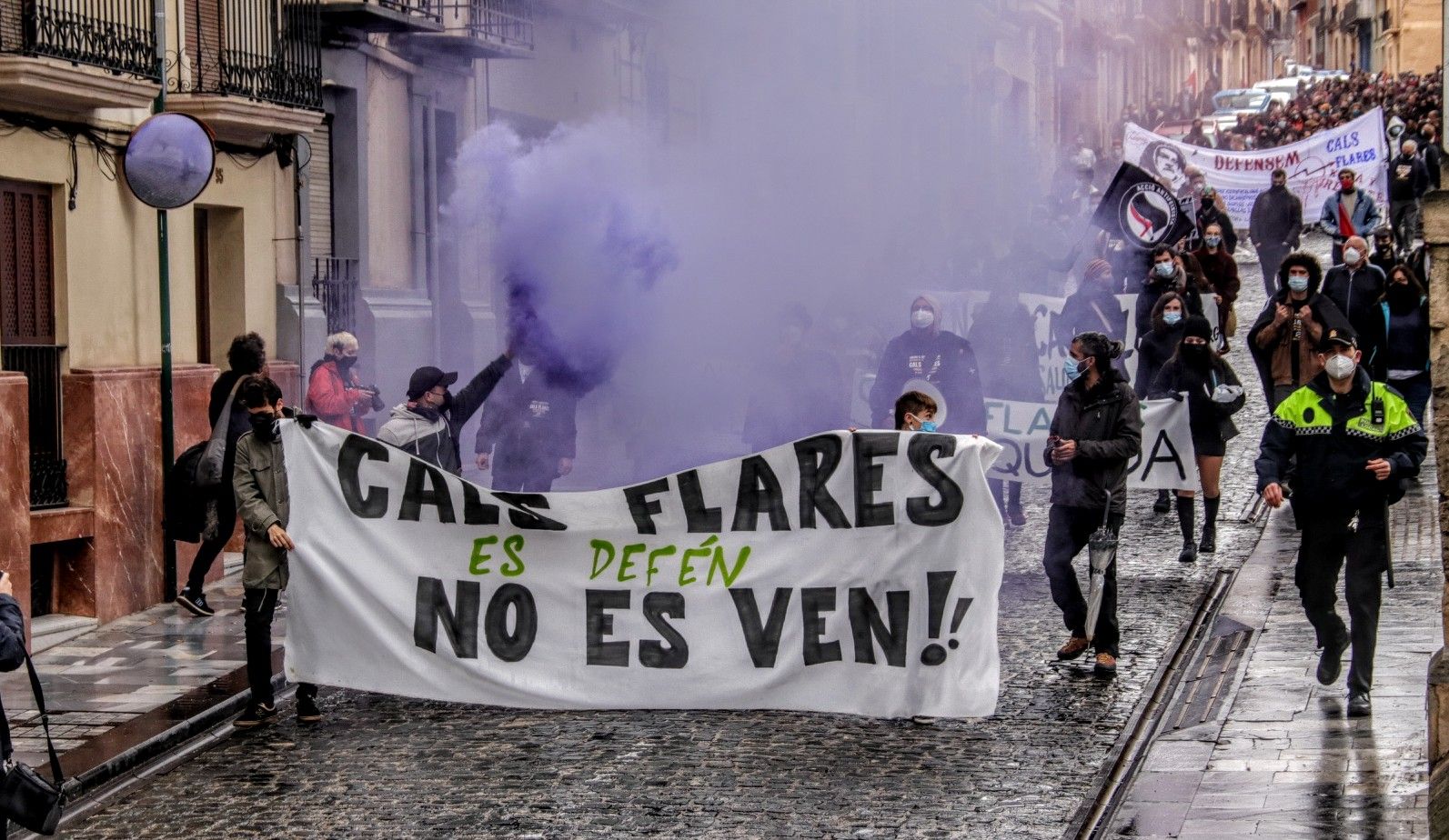 Varios centenares de personas se manifiestan por el centro social Cals Flares de Alcoy