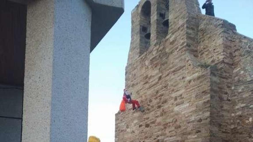 Papá Noel descendió por la espadaña de la iglesia de Maire y sorprendió a los pequeños del pueblo.