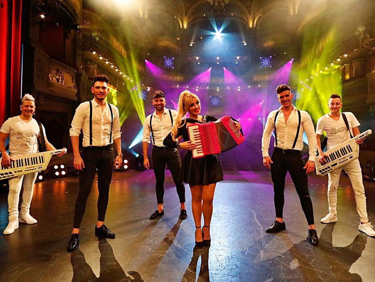 Uno de los grupos participantes en la gala que se retransmitió a través de las redes sociales del Ayuntamiento desde el Palacio Valdés. | Mara Villamuza