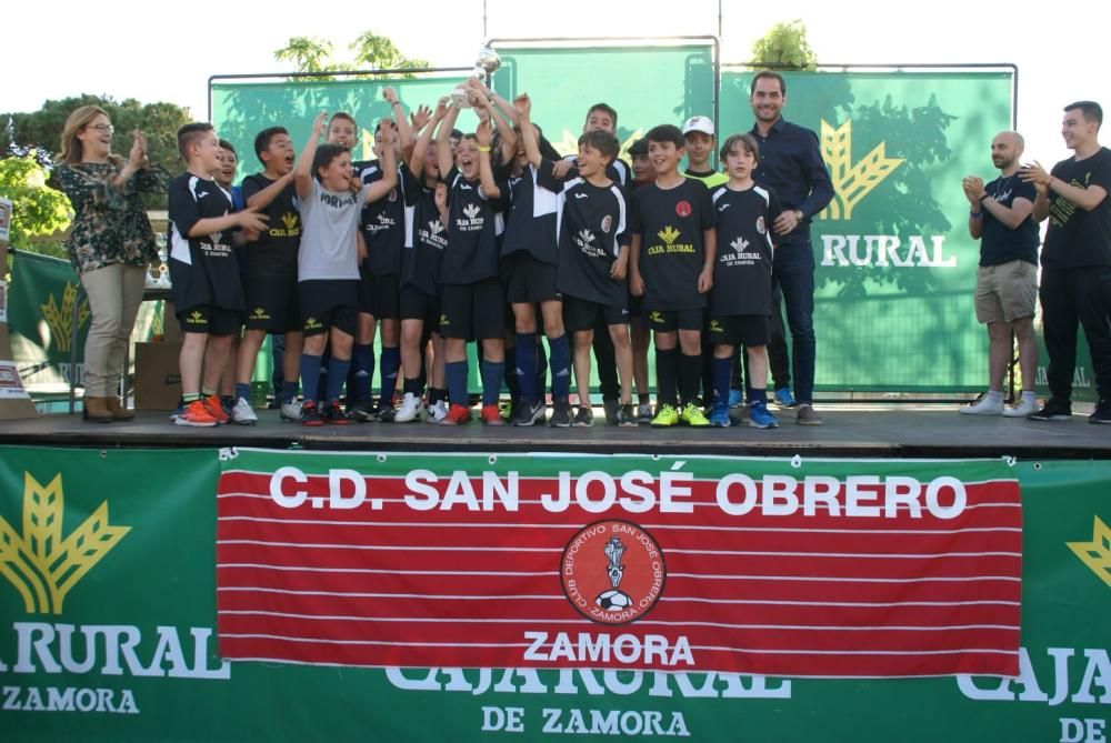 Los jugadores recogen sus medallas y trofeos.