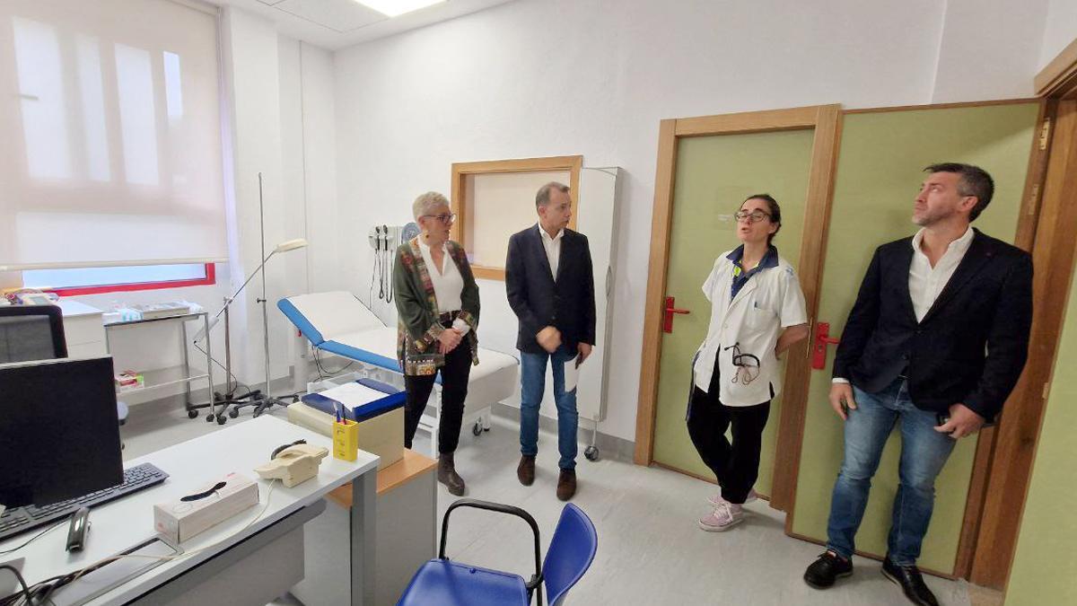 La visita de Conchita Savedra al centro de salud de Llanes.