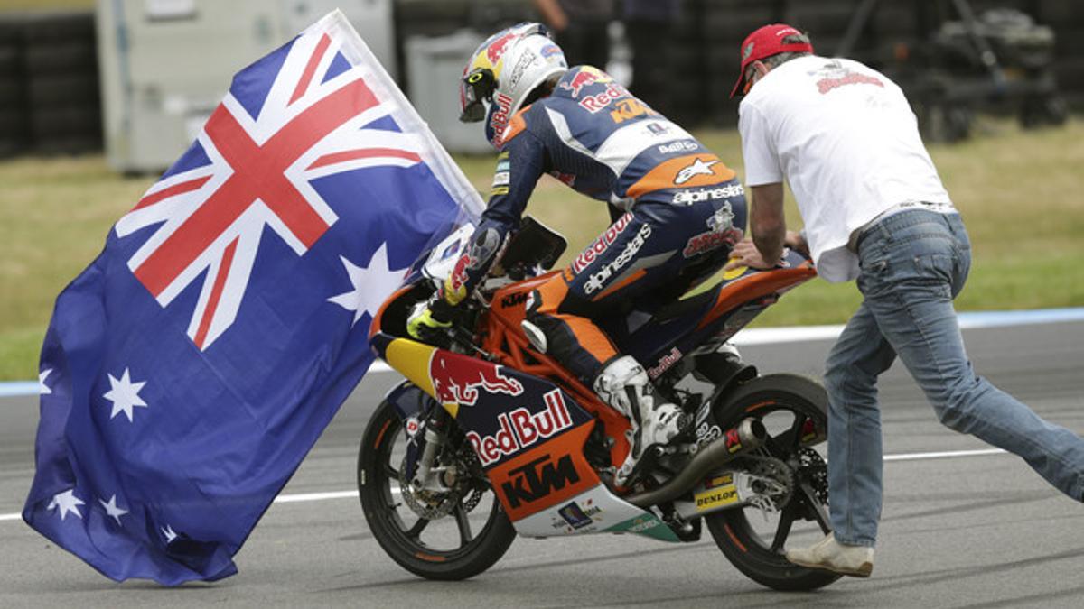 ack Miller se dispone a pasear la bandera de Australia por Phillip Island, tras ganar la carrera de Moto3