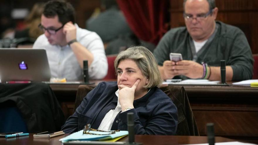 La consellera Esperança Camps, ayer en el pleno del Parlament.