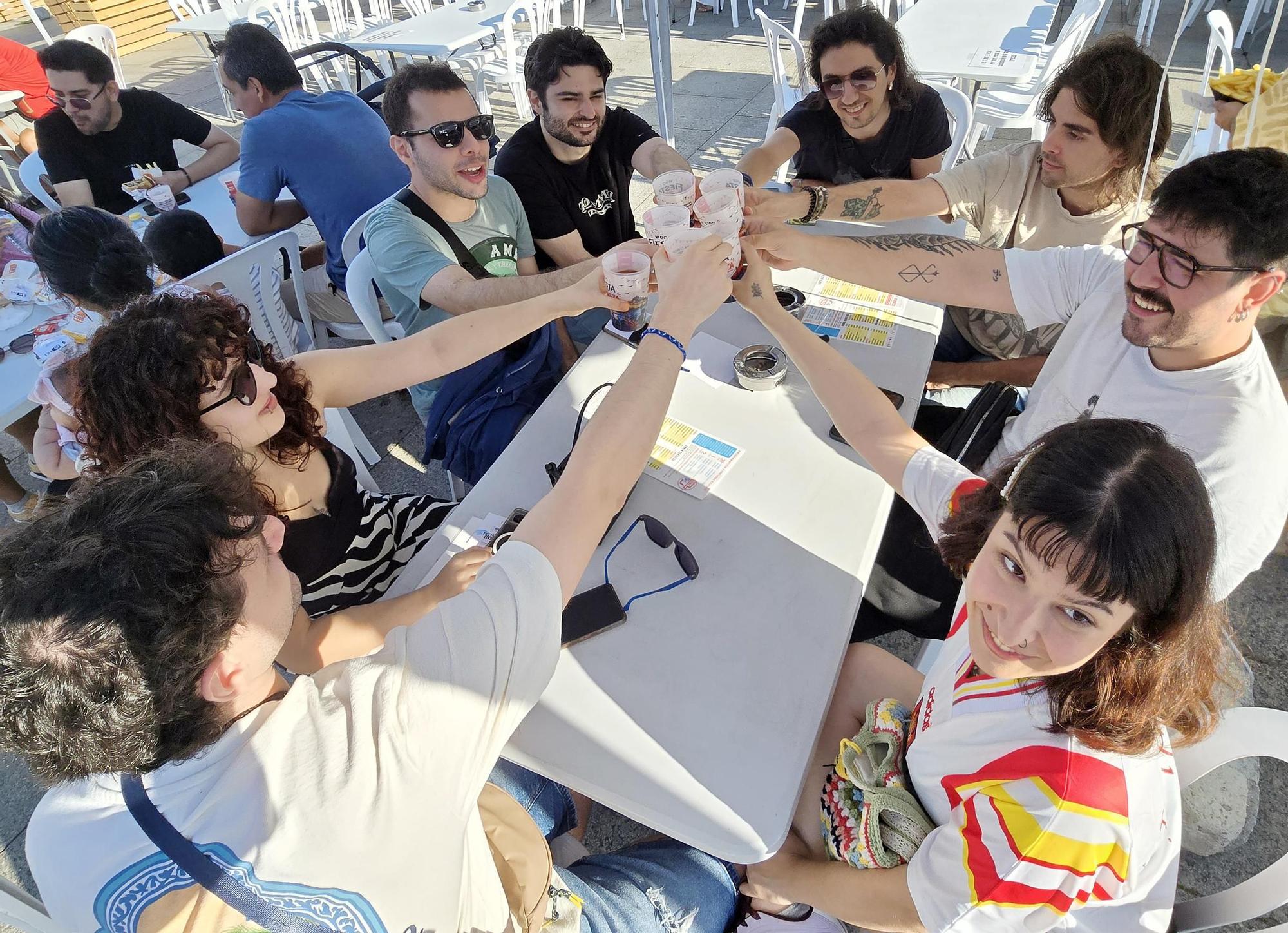 Jóvenes disfrutando de la Fiesta de la Cerveza en la explanada del Náutico