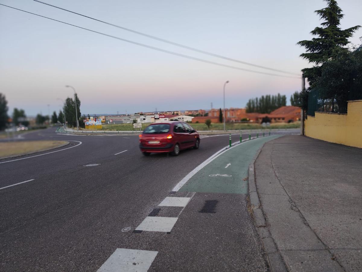 Nuevo carril bici del tramo de Cardenal Cisneros entre las rotondas del Sancho y la carretera de La Hiniesta.