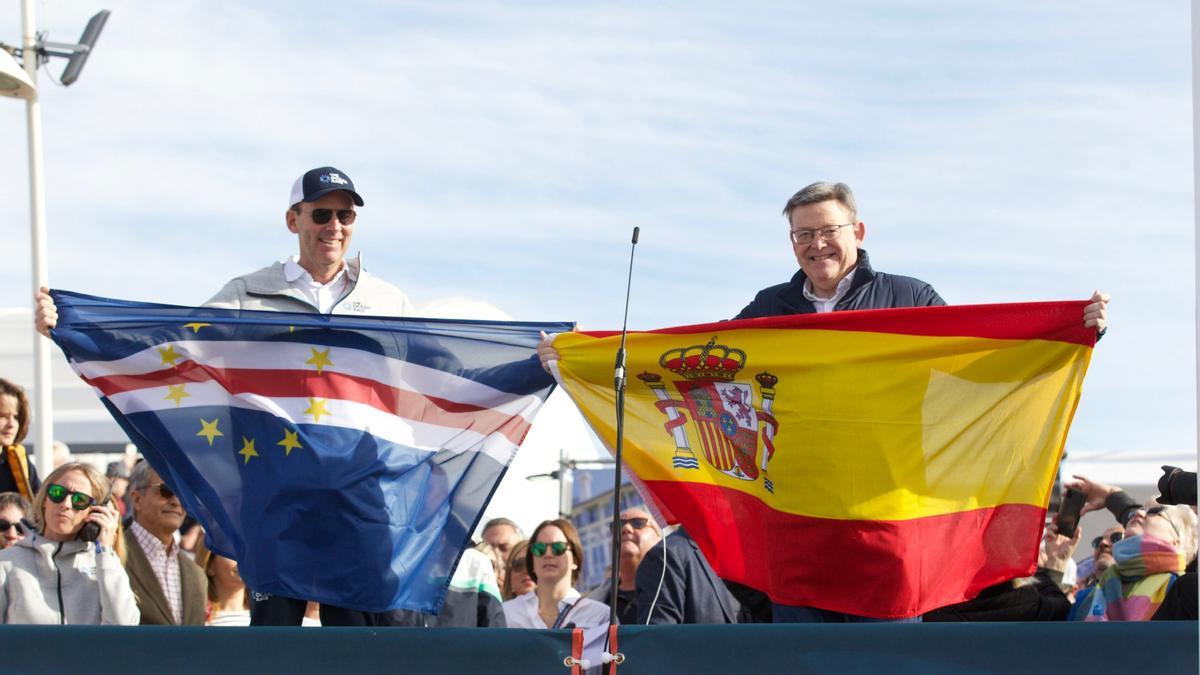 El presidente de la Generalitat, Ximo Puig, con una bandera española en el momento de salida de la regata.