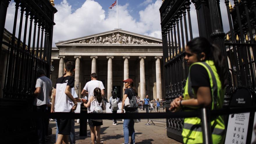 Dimite el director del Museo Británico tras salir a la luz el robo de piezas de la colección