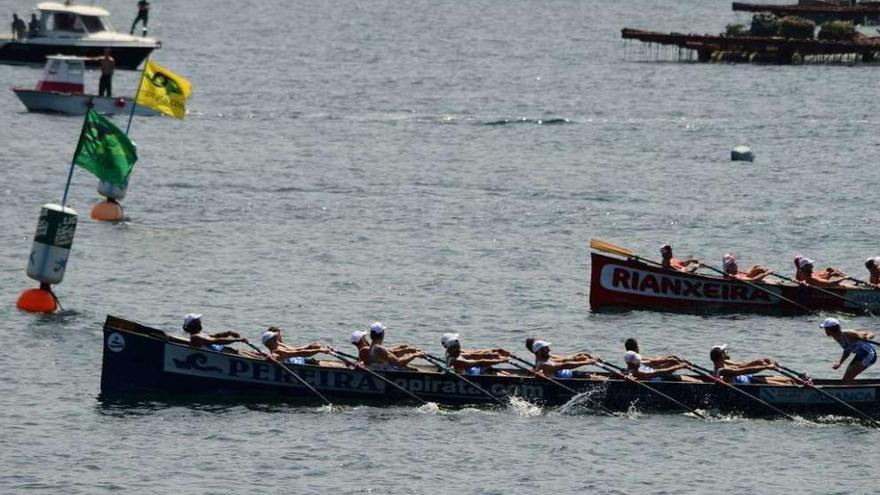 La trainera de Tirán en la regata de la última temporada en aguas moañesas. // Gonzalo Núñez