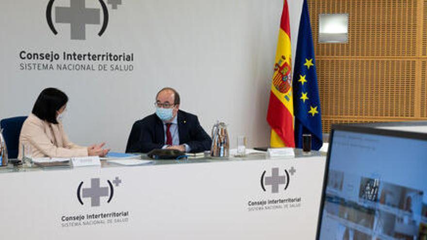 La ministra de Sanitat, Carolina Darias, i el de Política Territorial, Miquel Iceta, durant el Consell Interterritorial