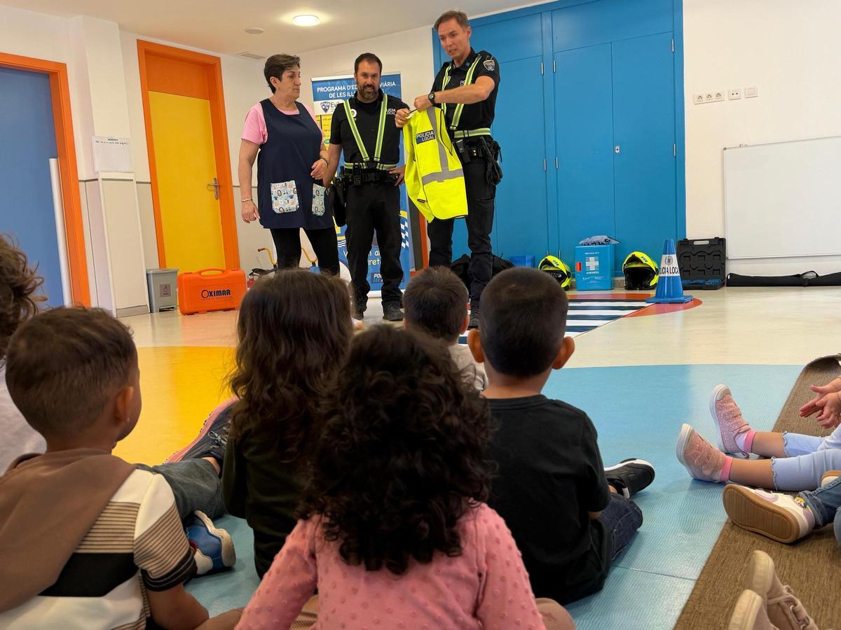 Agentes de la Policía Local de Andratx realizan una jornada de educación vial en la Escoleta Municipal Sol d’Andratx