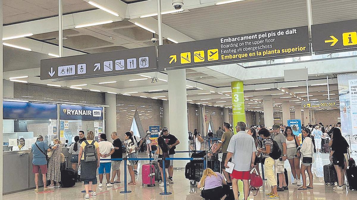 Los pasajeros perjudicados por la huelga en el mostrador de Ryanair de Son Sant Joan.