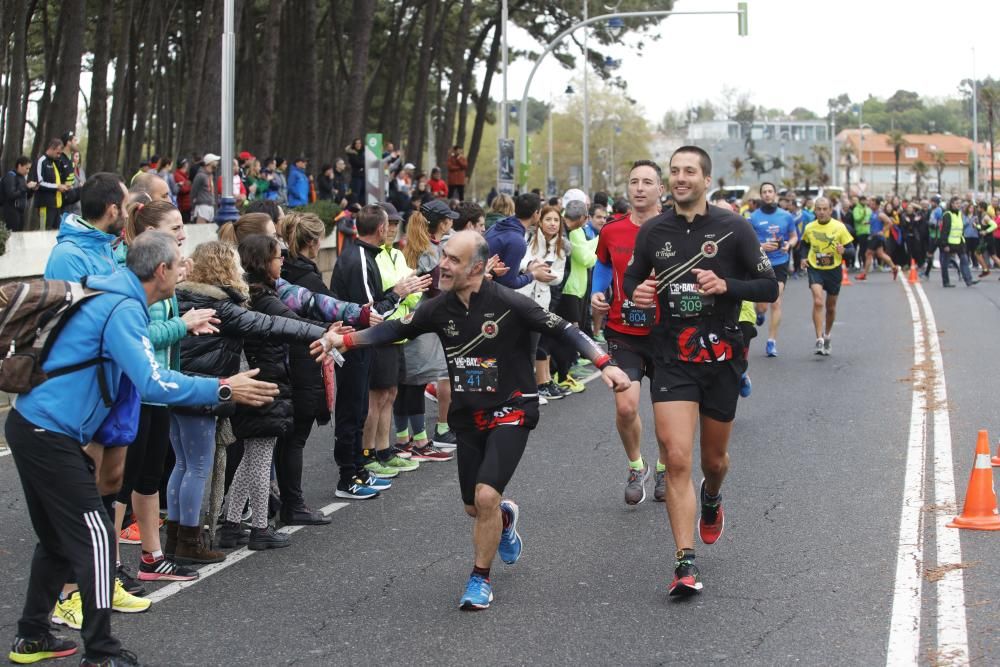 Los corredores del maratón completan la primera mitad del recorrido en los alrededores de Samil y Coruxo.