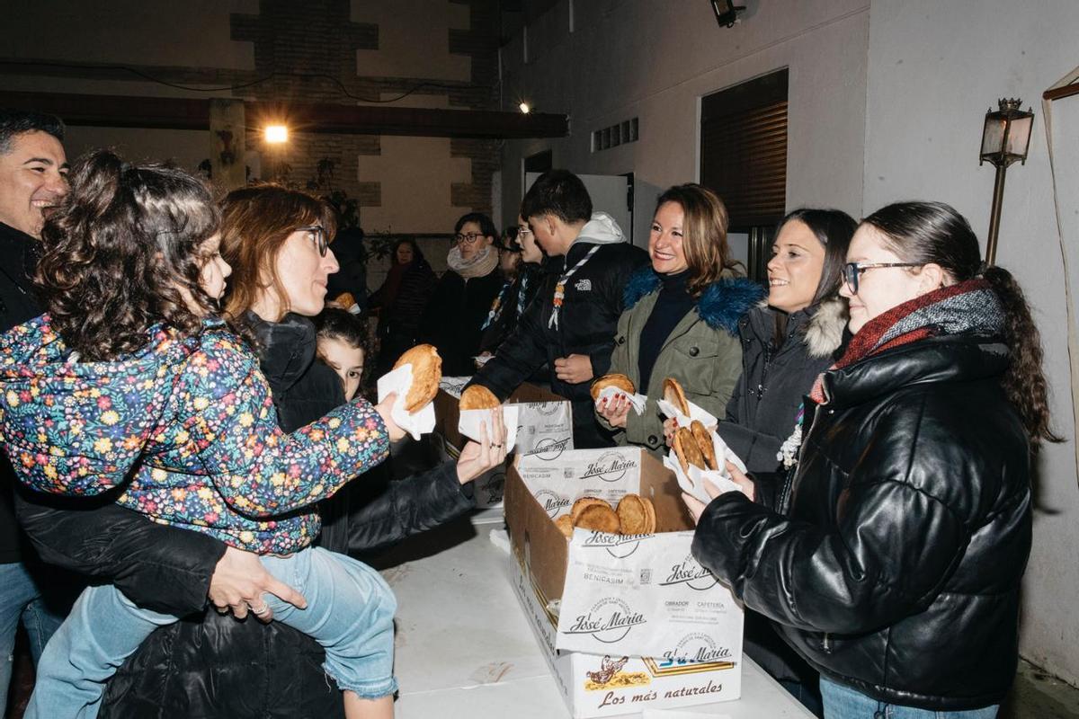 La alcaldesa de Castelló, Begoña Carrasco, y la teniente de alcalde del Grau, Ester Giner, han repartido la tradicional 'coqueta' de Sant Antoni.