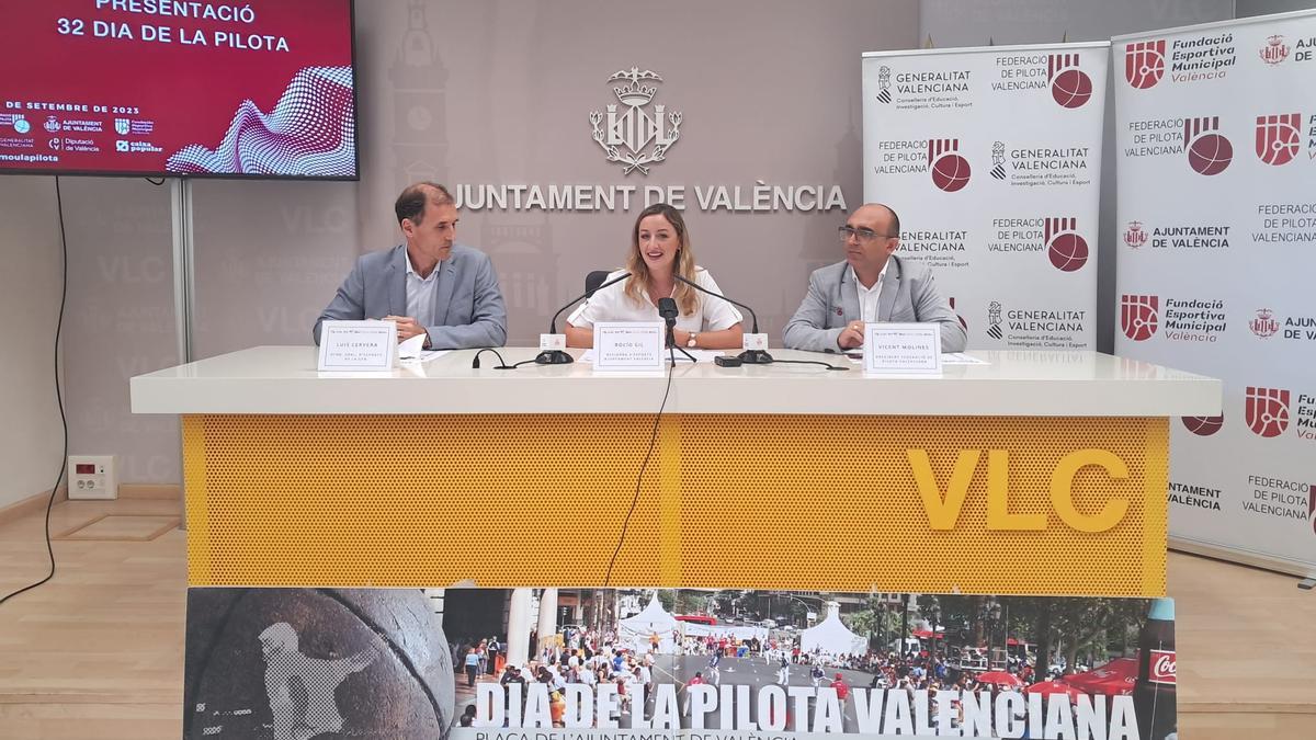 Luis Cervera, Rocío Gil y Vicent Molines, en la presentació del Dia de la Pilota Valenciana.