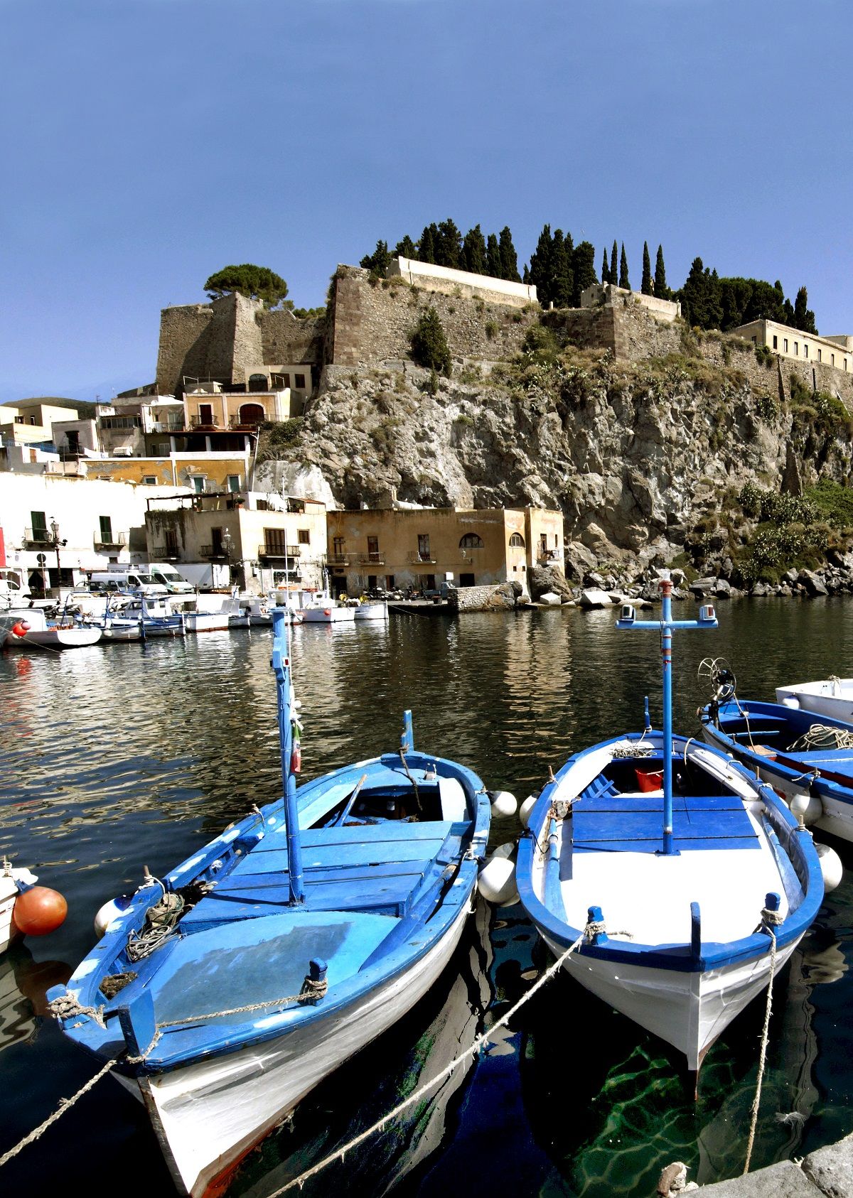 Puerto de Lípari, con el castillo y el barrio de pescadores.