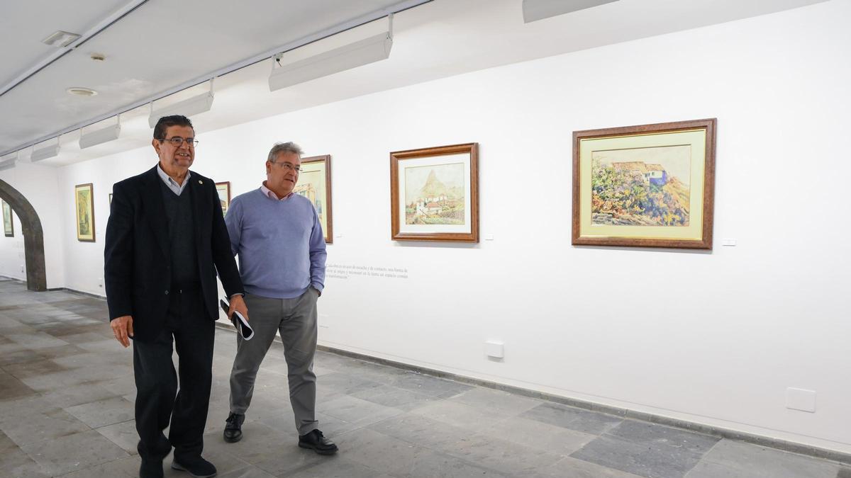 Manuel Lobo y Fernando Fernández, ayer, en la  sala  titulada ‘Cumbres y caseríos’, de la galería del Cicca.