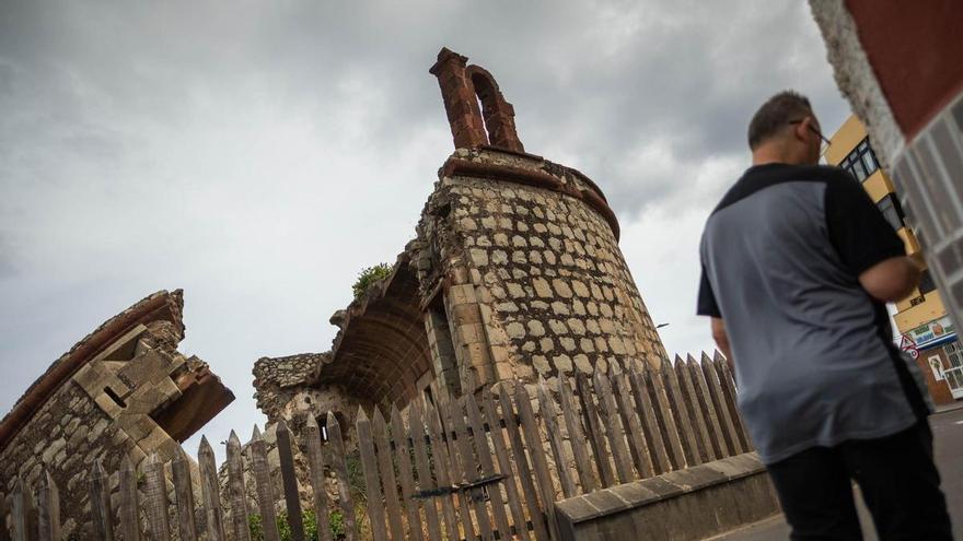El Castillo de San Andrés, entre el abandono y la 'ocupación': el PSOE de Santa Cruz de Tenerife y vecinos del pueblo exigen medidas urgentes