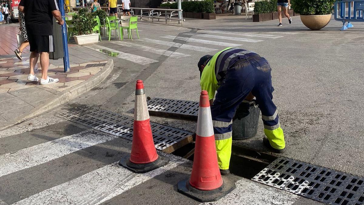 Limpieza de imbornales en las inmediaciones de la Glorieta de Santa Pola