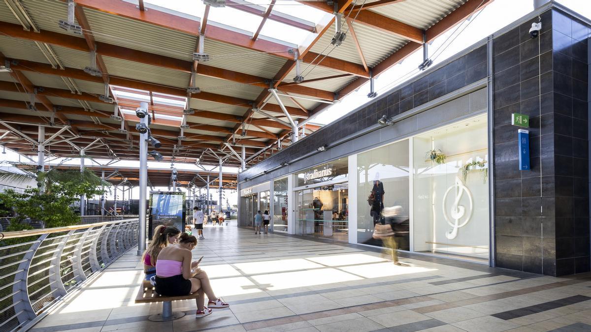 Una imagen del interior del centro comercial ubicado en Gandia