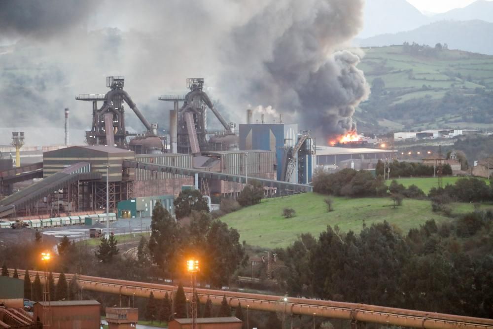 Incendio en un desguace de Gijón.