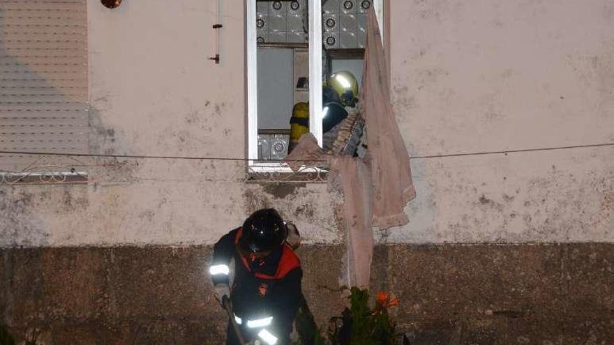 Bomberos revisan la cocina donde se produjo la explosión, que reventó los cristales de la estancia. // Gonzalo Núñez