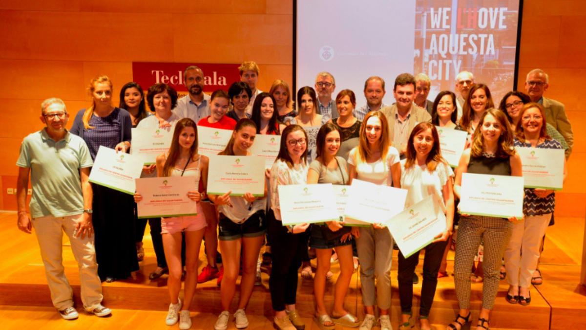 Imagen de los finalistas y premiados en el concurso de jóvenes emprendedores de L'Hospitalet