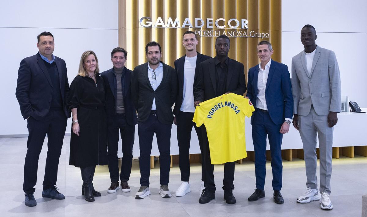 La representación del Villarreal en su visita a la XXXII Muestra Internacional de Porcelanosa.