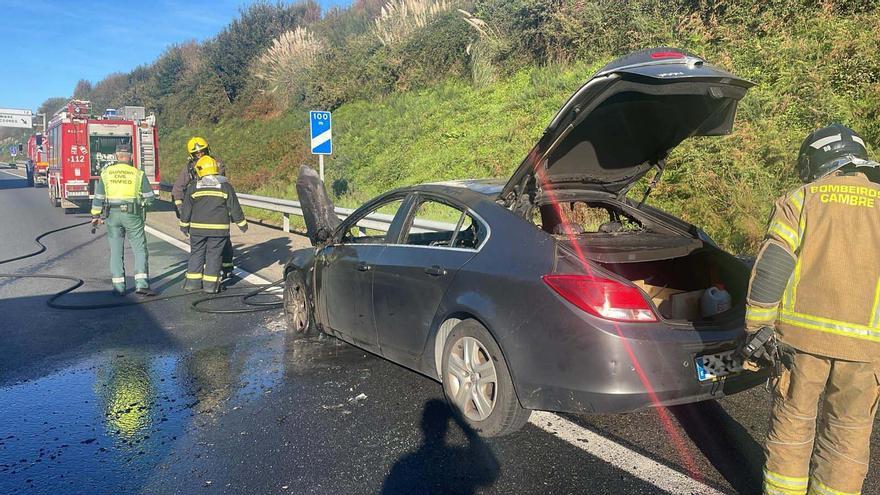 Tres kilómetros de atasco en la AP-9 al arder un coche a la altura de Cambre