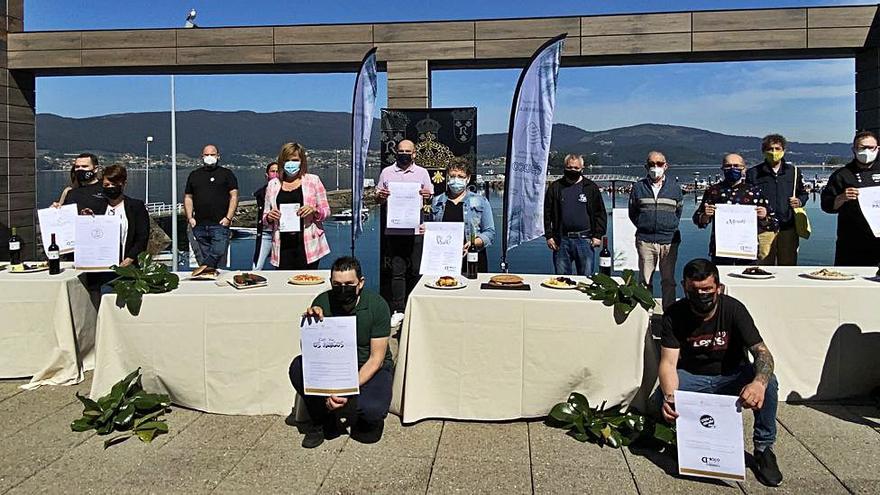 Presentación de las jornadas gastronómicas, ayer, en la cubierta de la lonja de Cesantes.   | // FDV