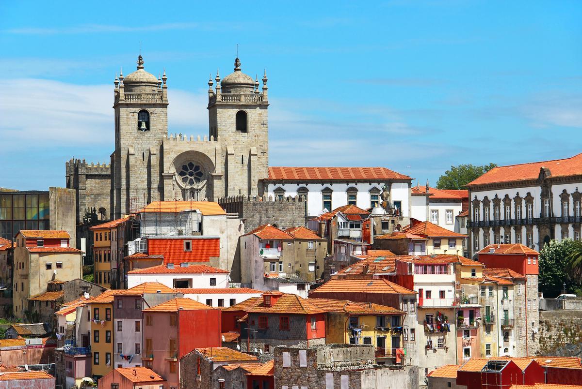 La catedral románica domina la ciudad desde su parte más alta.