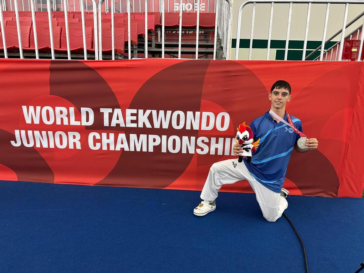 Jairo Agenjo (Villajoyosa, 16 años) conquistó la medalla de plata después de realizar un torneo impecable en la categoría de menos 48 kg.