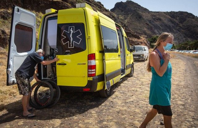 Caravanistas instalados en la zona de aparcamiento de la playa de Las Teresitas