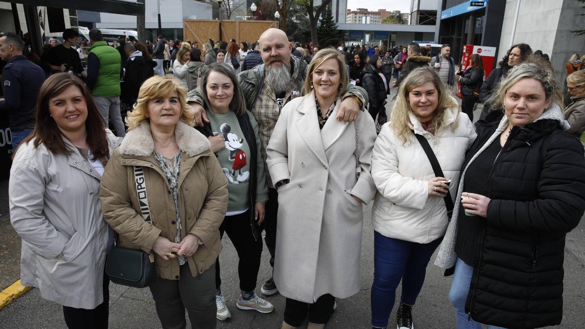 Miles de personas participan en la macrooposición de la sanidad pública asturiana.