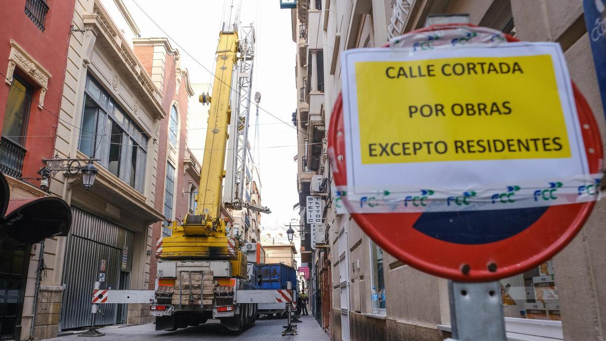 Una enorme grúa ha sido instalada junto a la nueva sede del CEU