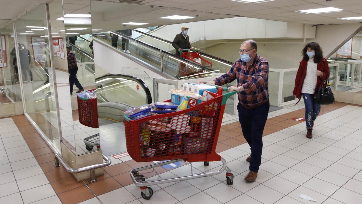 Un cliente del supermercado más barato de España, según la OCU, con el carro lleno.