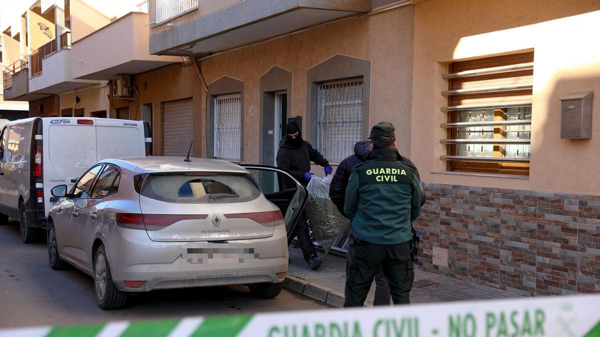 Los agentes de la Guardia Civil extraen una bolsa de marihuana de la vivienda del hombre asesinado.