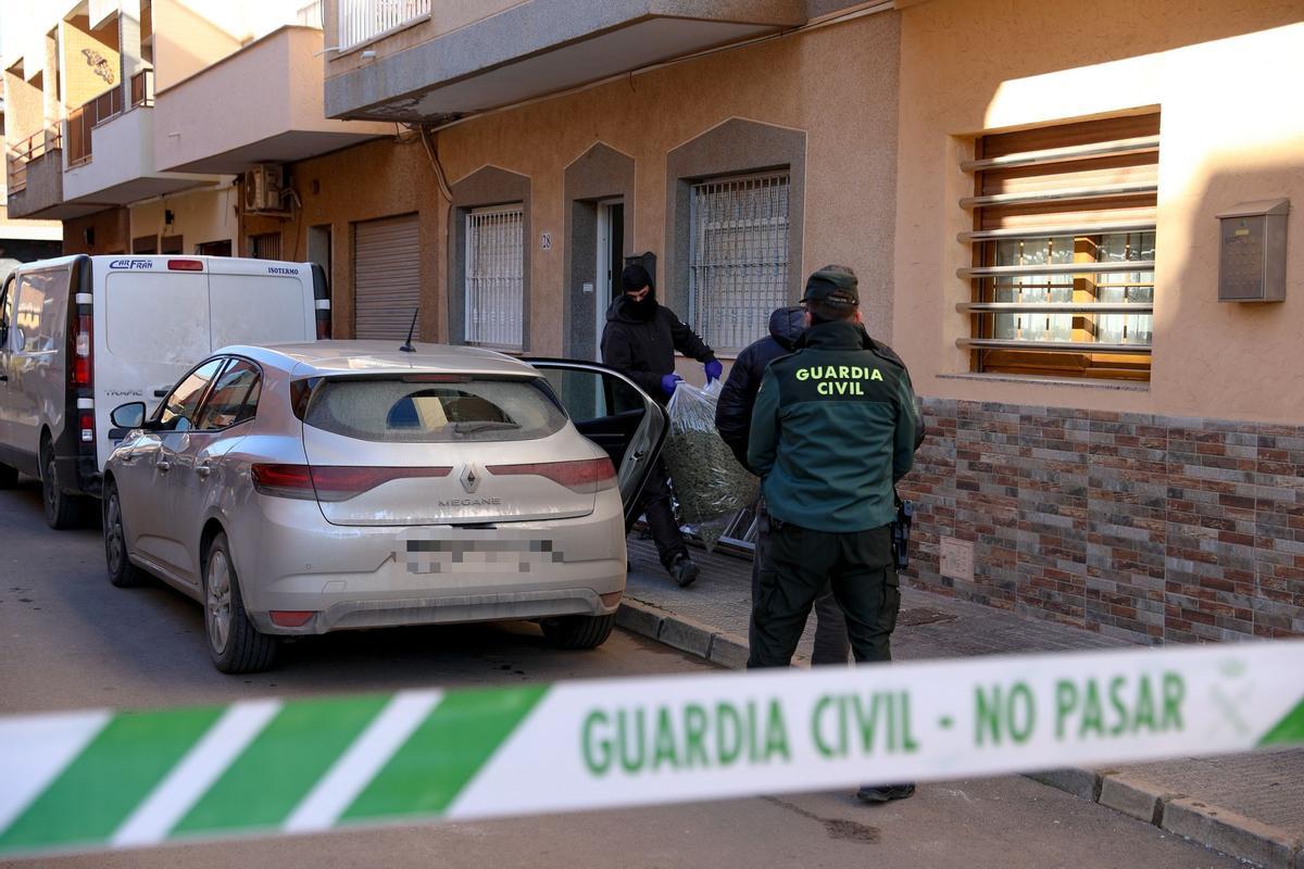 Los agentes de la Guardia Civil extraen una bolsa de marihuana de la vivienda del hombre asesinado.