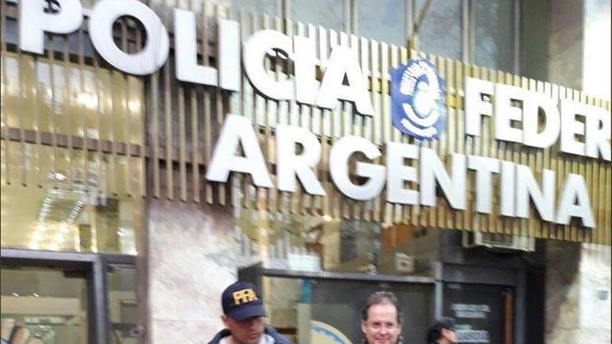 Carlos Fernández a su salida de las dependencias de la Policía Federal Argentina