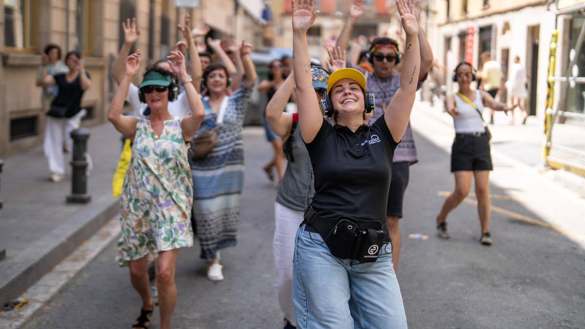 Tours por Barcelona bailando con cascos inalámbricos.