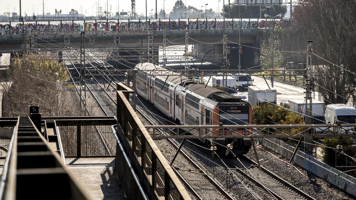 Un tren de Rodalies, saliendo de la estación de Bellvitge, en L'Hospitalet de Llobregat