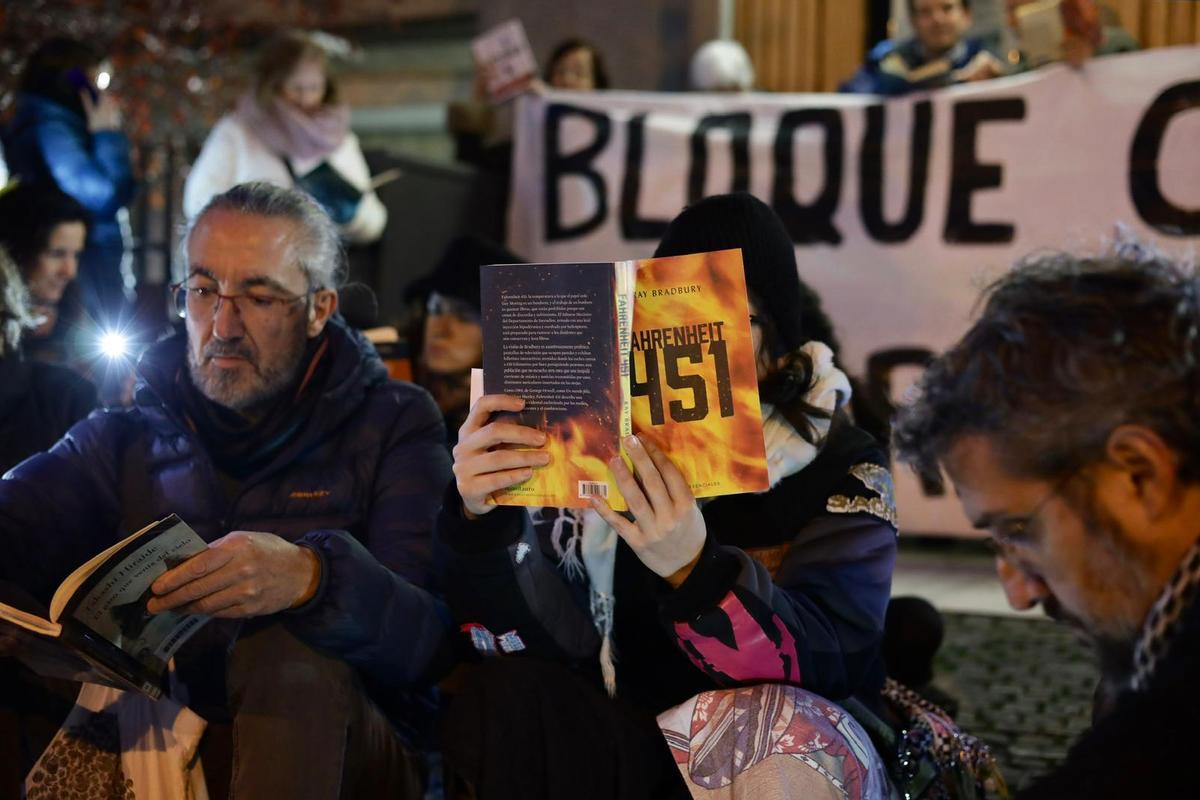 En imágenes | Decenas de personas se manifiestan contra los recortes en la Biblioteca de Aragón en Zaragoza