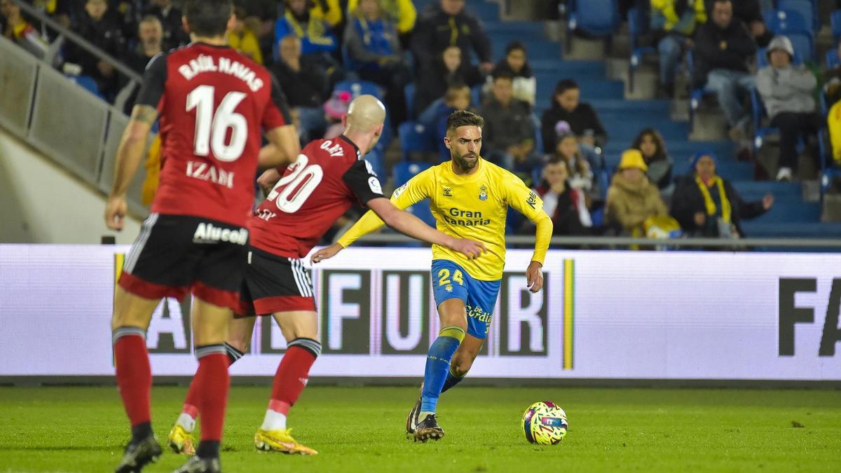 Pejiño controla un balón en presencia de Oriol Rey y Raúl Navas, jugadores del Mirandés