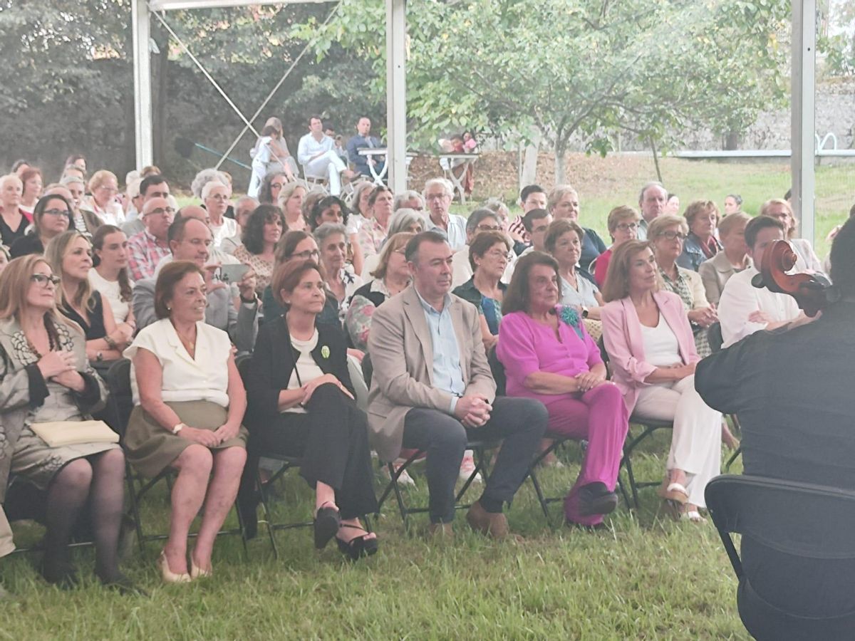 Carmen Moriyón, tercera por la izquierda, junto al alcalde de Grado, José Luis Trabanco, y las hermanas González del Valle.
