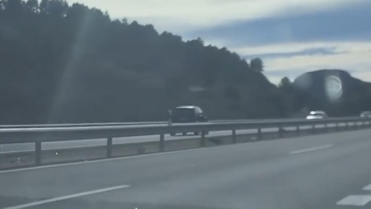 El vehículo captado en dirección contraria por el carril de Sevilla pero dirección Mérida.