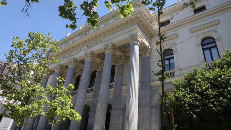 Fachada del edificio de la Bolsa de Madrid.