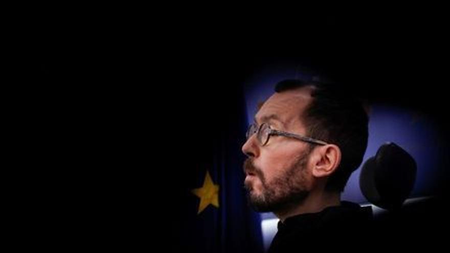 El portavoz de Unidas Podemos, Pablo Echenique, durante una rueda de prensa tras la Junta de Portavoces del Congreso el martes 22 de febrero de 2022.