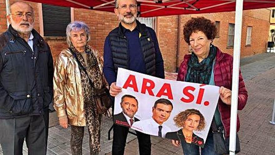 Militants, amb Pere Casellas, a la carpa de Figueres.