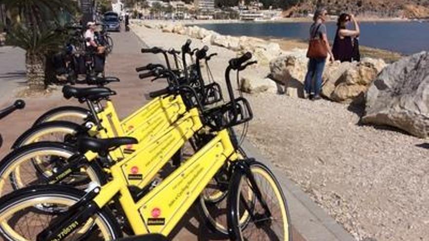 Las bicicletas de alquiler en el paseo de la Marina Española.