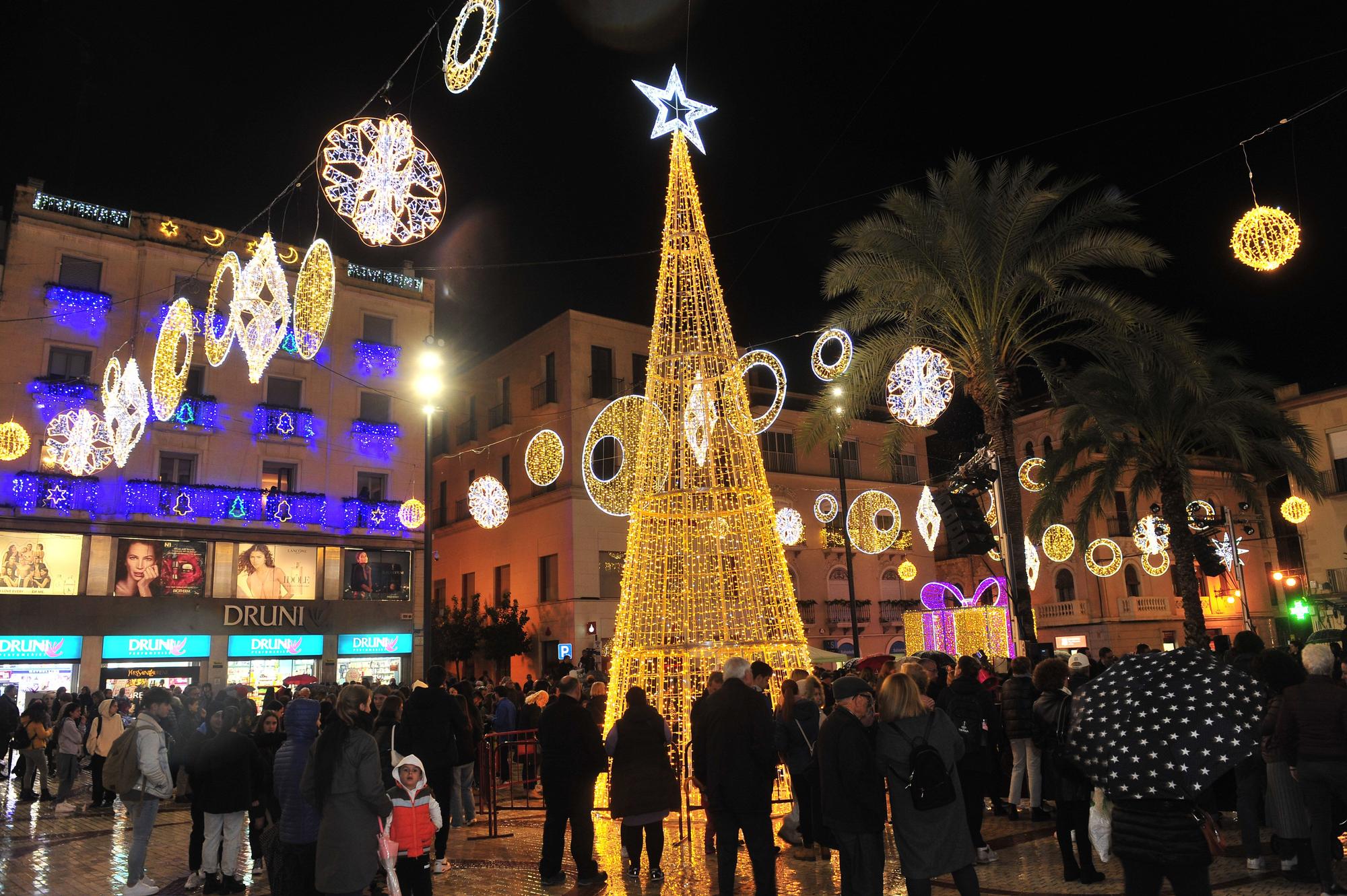 Elche enciende la Navidad con una gran "nevada" y... lluvia intermitente